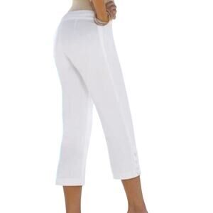 Monroe & Main women’s off white Hi Rise Capris & 3 button detail on leg hem